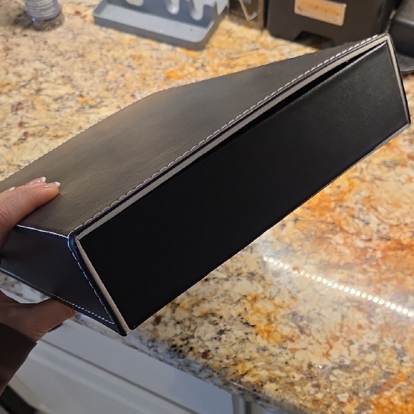 Quay Sunglasses Collection In Display Case - Picture 10 of 10